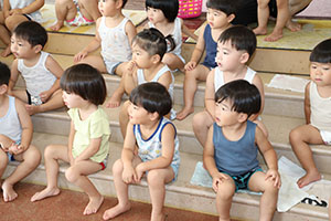 7月生まれのお誕生会　ーボディペインティングー　　2歳児クラス