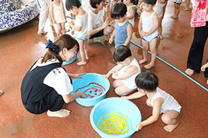 7月生まれのお誕生会　ーボディペインティングー　　2歳児クラス