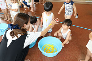 7月生まれのお誕生会　ーボディペインティングー　　2歳児クラス