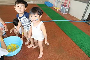 7月生まれのお誕生会　ーボディペインティングー　　2歳児クラス