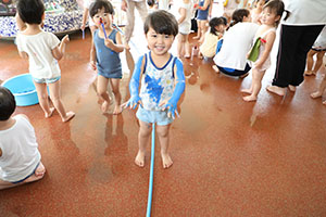 7月生まれのお誕生会　ーボディペインティングー　　2歳児クラス