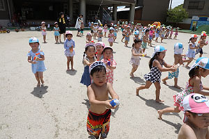 7月生まれのお誕生会　ー 水鉄砲 ー　年少組