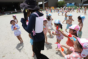 7月生まれのお誕生会　ー 水鉄砲 ー　年少組