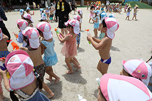 7月生まれのお誕生会　ー 水鉄砲 ー　年少組