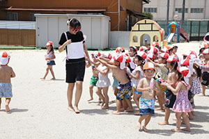 7月生まれのお誕生会　ー 水鉄砲 ー　年少組