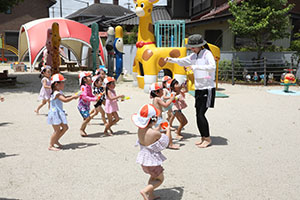 7月生まれのお誕生会　ー 水鉄砲 ー　年少組