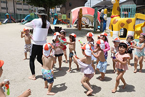 7月生まれのお誕生会　ー 水鉄砲 ー　年少組