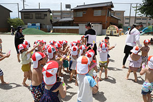 7月生まれのお誕生会　ー 水鉄砲 ー　年少組
