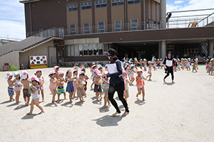 7月生まれのお誕生会　ー 水鉄砲 ー　年少組