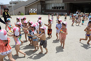 7月生まれのお誕生会　ー 水鉄砲 ー　年少組