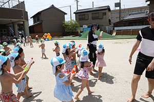 7月生まれのお誕生会　ー 水鉄砲 ー　年少組