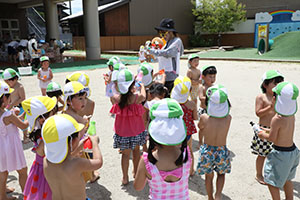 7月生まれのお誕生会　ー 水鉄砲 ー　年少組
