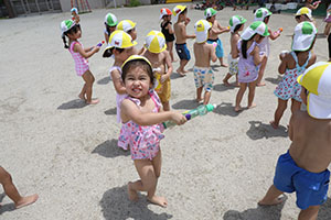 7月生まれのお誕生会　ー 水鉄砲 ー　年少組