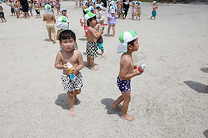 7月生まれのお誕生会　ー 水鉄砲 ー　年少組