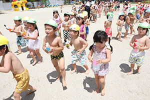 7月生まれのお誕生会　ー 水鉄砲 ー　年少組