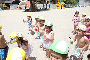 7月生まれのお誕生会　ー 水鉄砲 ー　年少組