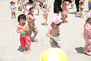7月生まれのお誕生会　ー 水鉄砲 ー　年少組