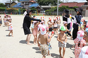 7月生まれのお誕生会　ー 水鉄砲 ー　年少組