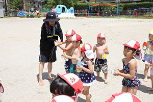 7月生まれのお誕生会　ー 水鉄砲 ー　年少組