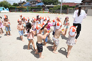 7月生まれのお誕生会　ー 水鉄砲 ー　年少組