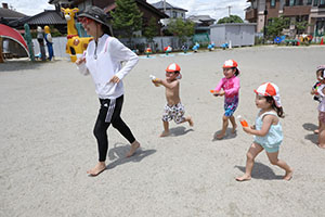 7月生まれのお誕生会　ー 水鉄砲 ー　年少組