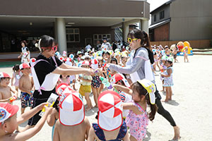 7月生まれのお誕生会　ー 水鉄砲 ー　年少組