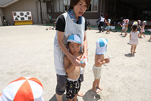 7月生まれのお誕生会　ー 水鉄砲 ー　年少組
