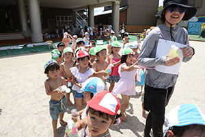 7月生まれのお誕生会　ー 水鉄砲 ー　年少組