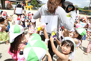 7月生まれのお誕生会　ー 水鉄砲 ー　年少組