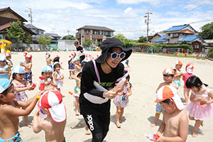 7月生まれのお誕生会　ー 水鉄砲 ー　年少組
