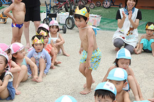 7月生まれのお誕生会　ー 水鉄砲 ー　年少組