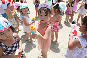 7月生まれのお誕生会　ー 水鉄砲 ー　年少組