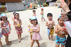 7月生まれのお誕生会　ー 水鉄砲 ー　年少組