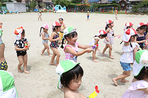 7月生まれのお誕生会　ー 水鉄砲 ー　年少組