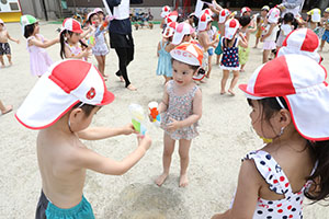 7月生まれのお誕生会　ー 水鉄砲 ー　年少組