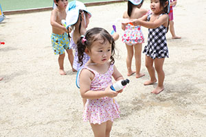 7月生まれのお誕生会　ー 水鉄砲 ー　年少組