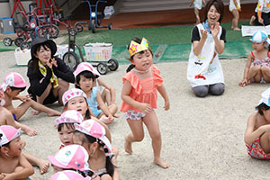 7月生まれのお誕生会　ー 水鉄砲 ー　年少組