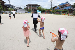 7月生まれのお誕生会　ー 水鉄砲 ー　年少組
