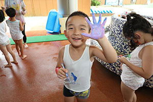 7月生まれのお誕生会　ーボディペインティングー　年長組