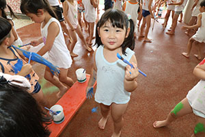 7月生まれのお誕生会　ーボディペインティングー　年長組