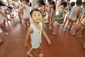 7月生まれのお誕生会　ーボディペインティングー　年長組