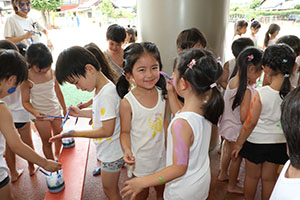 7月生まれのお誕生会　ーボディペインティングー　年長組