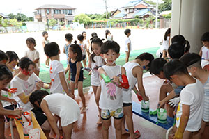 7月生まれのお誕生会　ーボディペインティングー　年長組