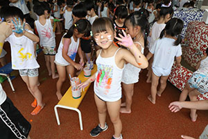 7月生まれのお誕生会　ーボディペインティングー　年長組