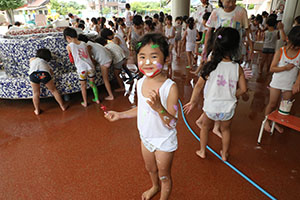 7月生まれのお誕生会　ーボディペインティングー　年長組