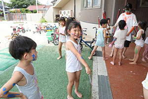 7月生まれのお誕生会　ーボディペインティングー　年長組