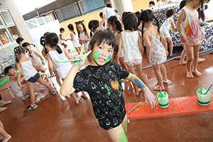 7月生まれのお誕生会　ーボディペインティングー　年長組