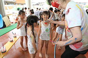 7月生まれのお誕生会　ーボディペインティングー　年長組