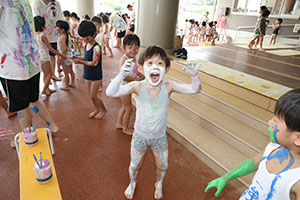 7月生まれのお誕生会　ーボディペインティングー　年長組