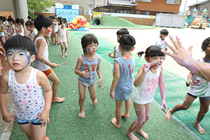 7月生まれのお誕生会　ーボディペインティングー　年長組